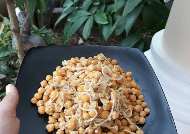 Garbazo chick peas with enoki mushroom (tumisan kacang arab)