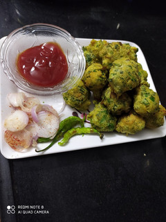 પાલક પકોડા (Palak Pakoda Recipe In Gujarati) રેસીપી મુખ્ય ફોટો