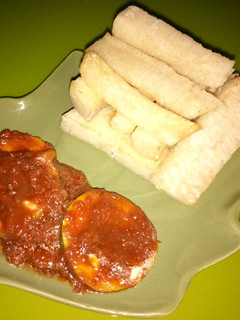 A picture of Fried yam chips with cucumber souce.