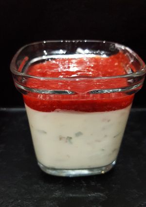Une photo de Panna cotta mascapone à la menthe chocolat au coulis de fraise