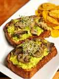 Pan artesanal con aguacate y champiñones