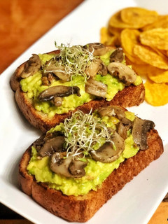 Una foto de Pan artesanal con aguacate y champiñones