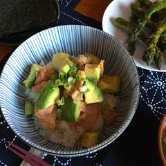 A picture of Easy and quick Smoke salmon and avocado donburi.