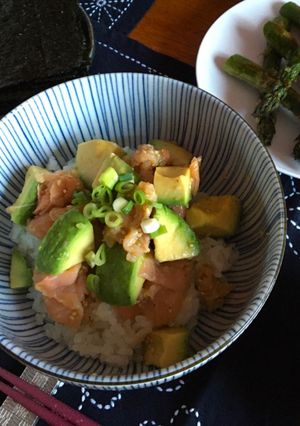 A picture of Easy and quick Smoke salmon and avocado donburi.