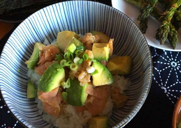 Easy and quick Smoke salmon and avocado donburi