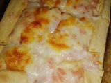 Tarta de jamón y queso con salsa blanca