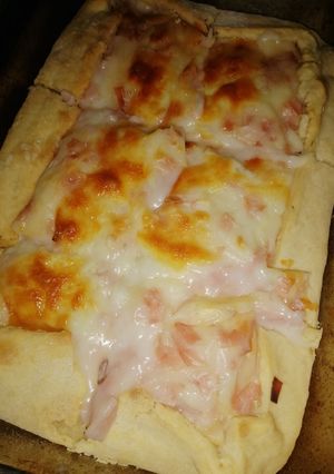 Una foto de Tarta de jamón y queso con salsa blanca