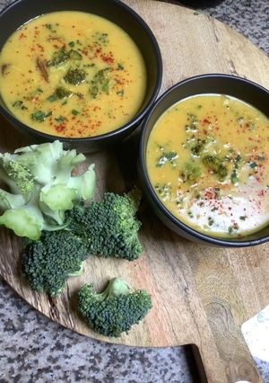 Une photo de Brocoli cheese soup 🫕🥦 🧀