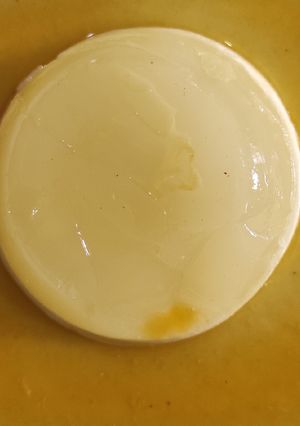 Una foto de Panna cotta de maracuyá