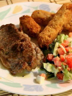 Una foto de Bistec y ensalada con yucas fritas