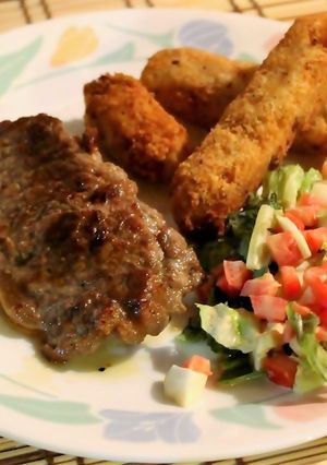 Una foto de Bistec  y ensalada con yucas fritas