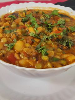 முளைகட்டிய பட்டாணி உருளை கிழங்கு மசாலா(sprouted potato peas masala recipe in tamil) செய்முறை முக்கிய புகைப்படம்