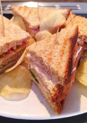 Φωτογραφία της συνταγής Club sandwich 🍔 με σως γιαουρτιού