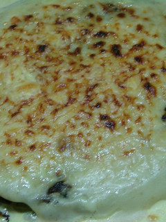Una foto de Tortilla de espinaca rellena con quesos y gratinada al horno