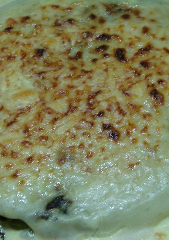 Una foto de Tortilla de espinaca rellena con quesos y gratinada al horno