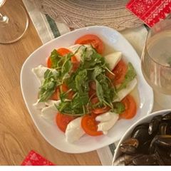 A picture of Tomato, mozzarella & rocket.