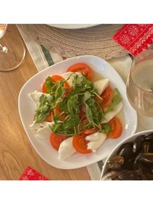 A picture of Tomato, mozzarella & rocket.