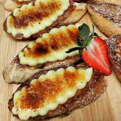 Una foto de Torrijas con crema quemada!
