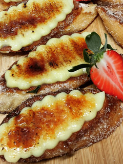Una foto de Torrijas con crema quemada!