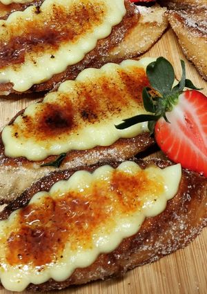 Una foto de Torrijas con crema quemada!