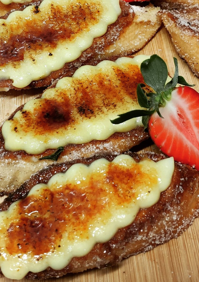 Una foto de Torrijas con crema quemada!