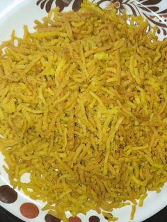 बेसन की नमकीन (besan ki namkeen recipe in Hindi) रेसिपी मुख्य फोटो