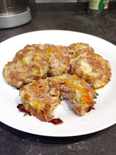 Foto di Polpette di vitello (fit) con fiori di zucca e zucchina verde
