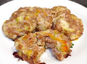 Foto di Polpette di vitello (fit) con fiori di zucca e zucchina verde