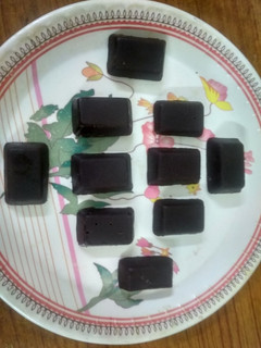 ஹோம்மேட் டார்க் சாக்லேட் (Homemade dark chocolate recipe in tamil) செய்முறை முக்கிய புகைப்படம்