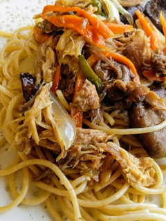 Una foto de Espaguetis con pollo y robellones