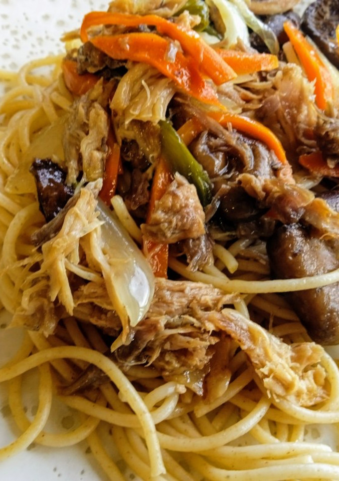 Una foto de Espaguetis con pollo y robellones