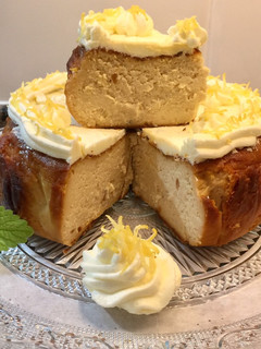 Una foto de Tarta de queso y turrón de Jijona con crema de limón