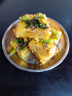 ખમણ ઢોકળાં (Khaman Dhokla Recipe In Gujarati) રેસીપી મુખ્ય ફોટો