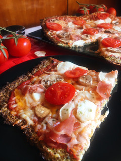 Una foto de Pizza “ibérica” con base de brócoli