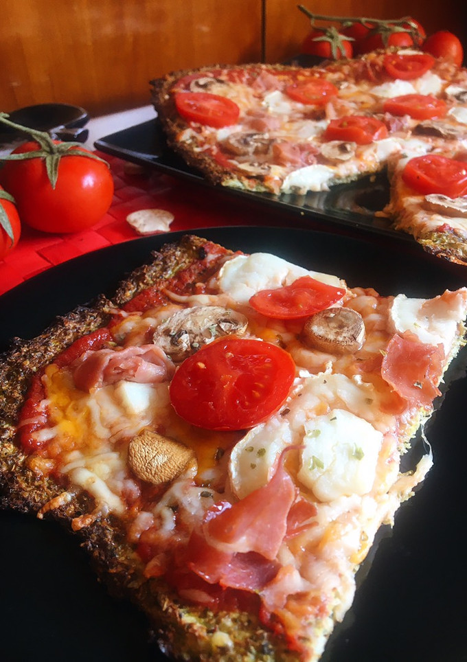 Una foto de Pizza “ibérica” con base de brócoli