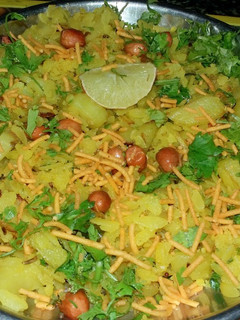 आलू प्याज़ का पोहा (Aloo Pyaz ka poha recipe in hindi) रेसिपी मुख्य फोटो