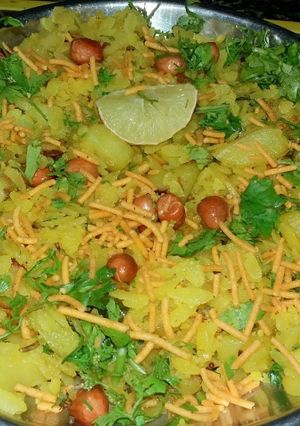 आलू प्याज़ का पोहा (Aloo Pyaz ka poha recipe in hindi) रेसिपी मुख्य फोटो