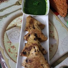 A picture of Roti samosa.