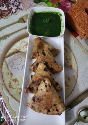 A picture of Roti samosa.