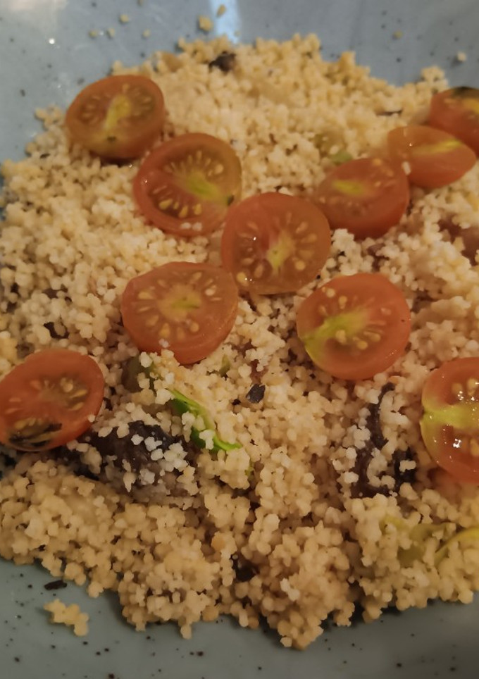 Una foto de Cuscús templado con calabacín y champiñones