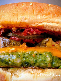 Una foto de 81.🍔Cheeseburger Gourmet con jamón ibérico y otras delicias