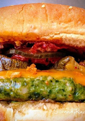 Una foto de 81.🍔Cheeseburger Gourmet con jamón ibérico y otras delicias