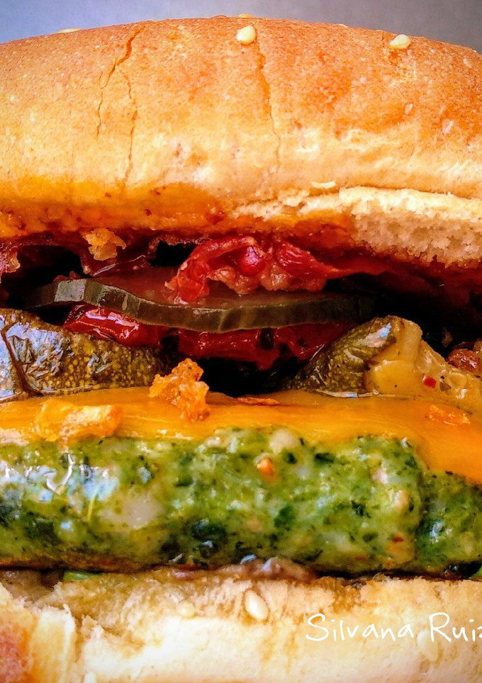 Una foto de 81.🍔Cheeseburger Gourmet con jamón ibérico y otras delicias