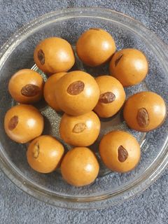 बेसन लाडू (besan laddu recipe in marathi) रेसिपी चे मुख्य फोटो