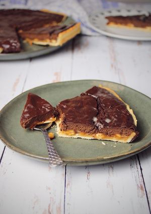 Une photo de TARTE SNICKERS 🥧TARTE CHOCOLAT, CARAMEL & CACAHUÈTES