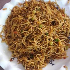 A picture of Stir fried spaghetti.