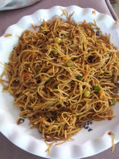 A picture of Stir fried spaghetti.