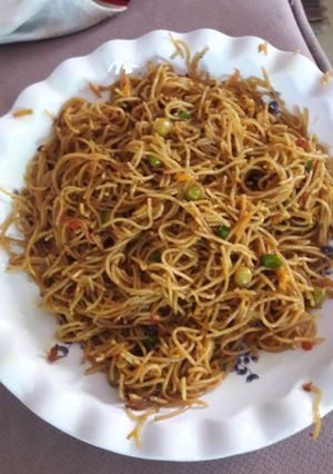 A picture of Stir fried spaghetti.