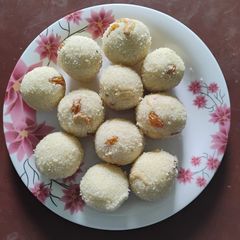 A picture of Rava Laddu.