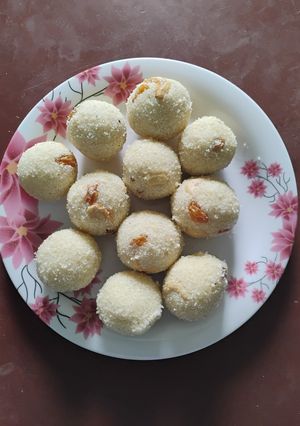 A picture of Rava Laddu.